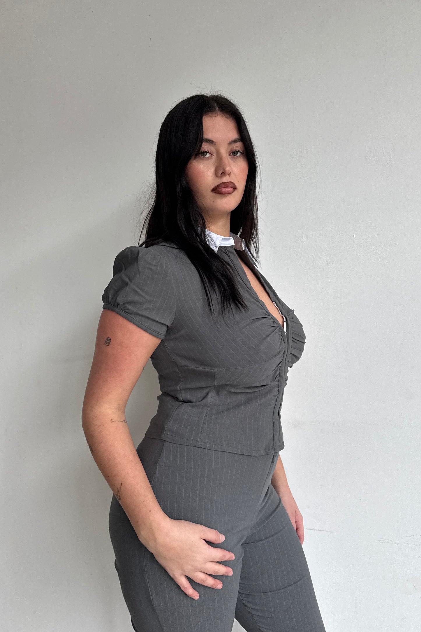 The Cap Sleeve Lindsay shirt - Slate Pinstripe