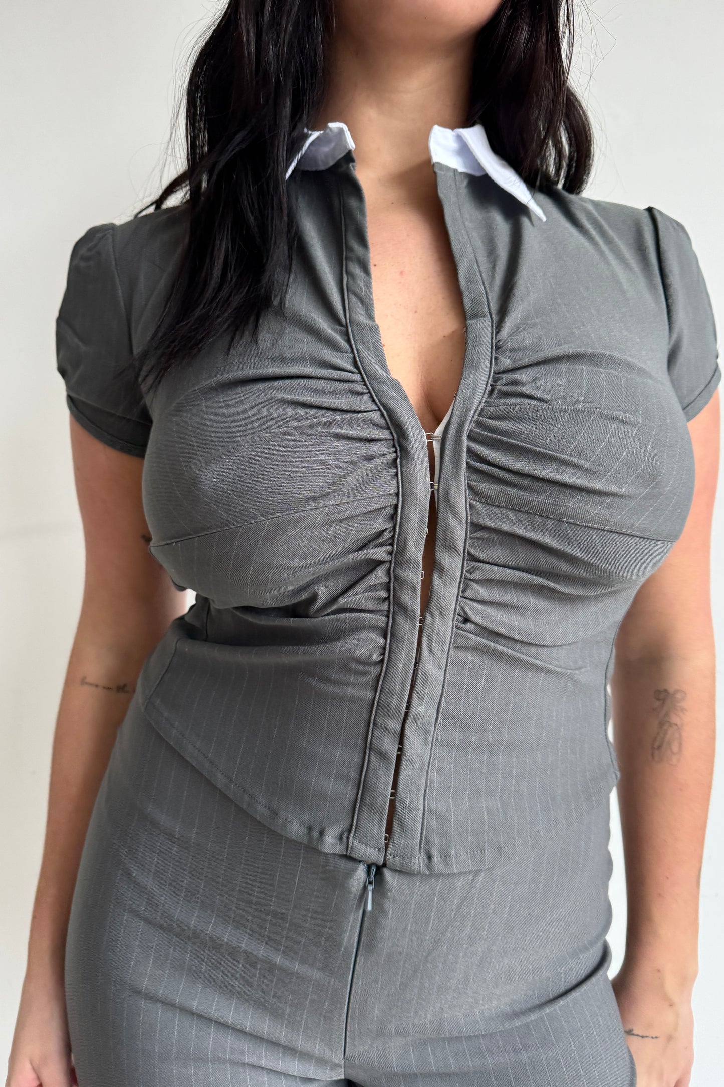 The Cap Sleeve Lindsay shirt - Slate Pinstripe
